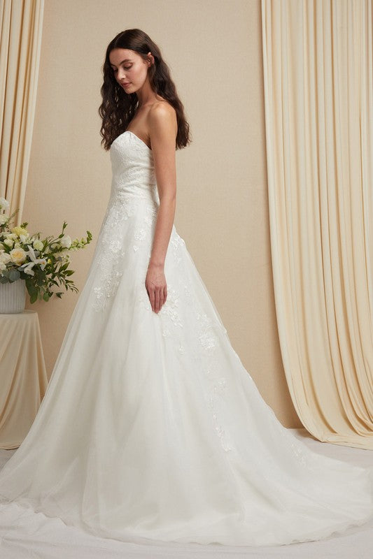 Sweetheart Neck Off White Strapless Chiffon Bridal Gown