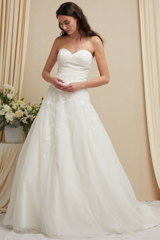 Sweetheart Neck Off White Strapless Chiffon Bridal Gown